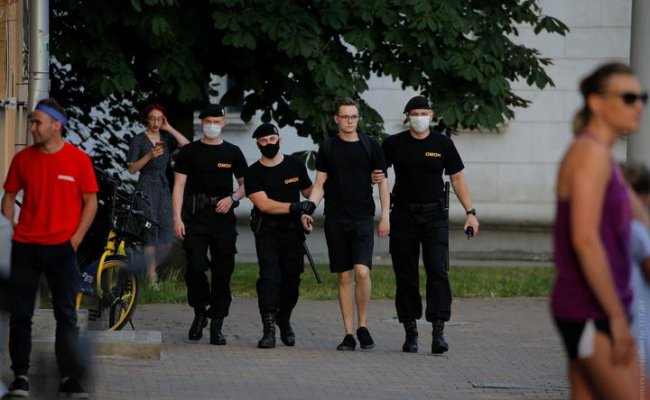 На задержанных у магазина Symbal.by в Минске составили протоколы по двум статьям