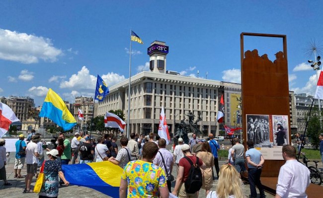 Телеграм-канал: В Киеве более 100 человек вышли на «акцию солидарности» с белорусскими политзаключенными