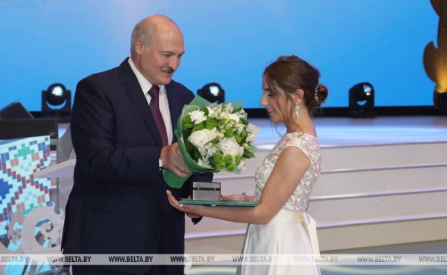 Телеграм-канал: Лукашенко потанцевал с украинской певицей на балу выпускников