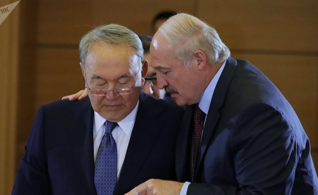 Лукашенко поздравил Назарбаева с 80-летием и пригласил его на саммит ЕАЭС в октябре