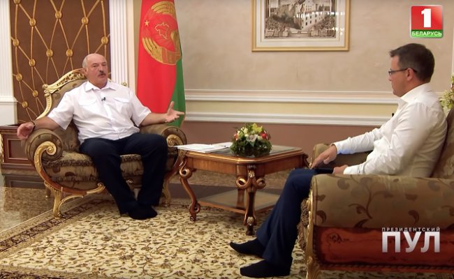 Лукашенко, уважая труд уборщиц, пришел на интервью босиком