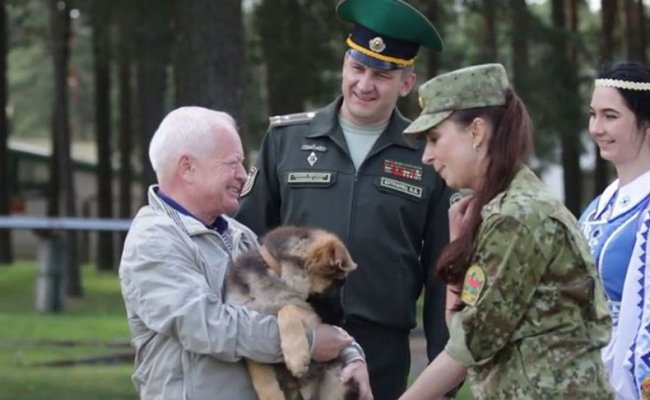 Белорусские пограничники подарили послу Словакии собаку