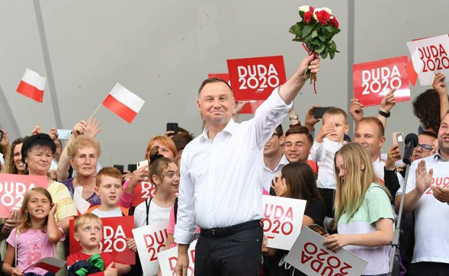 Лукашенко поздравил Дуду с победой на президентских выборах