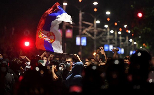 В Сербии у здания парламента в седьмой раз прошли протесты