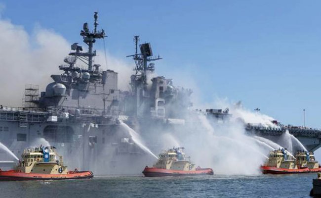 В США горит военный корабль: пострадали 59 человек