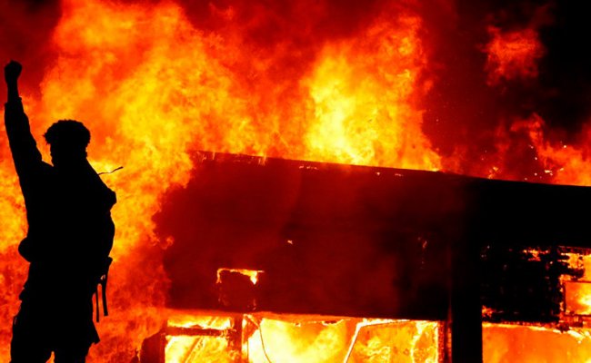 В Портленде протестующие подожгли здание ассоциации полиции