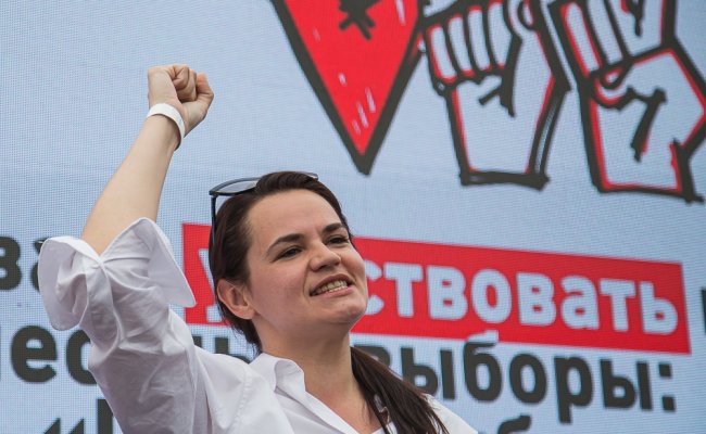 Колумнист «СБ» о жесте штаба Тихановской «пальцы-сердце-кулак»: Он напоминает нацистский жест «зиг хайль»