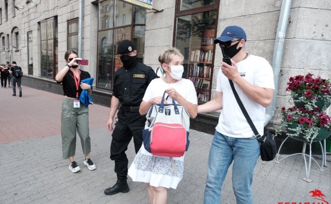 В Минске у здания КГБ задержали более 50 человек