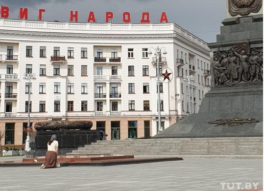 Женщина простояла на коленях на площади Победы в Минске несколько часов из-за сложившейся ситуации в стране - СМИ