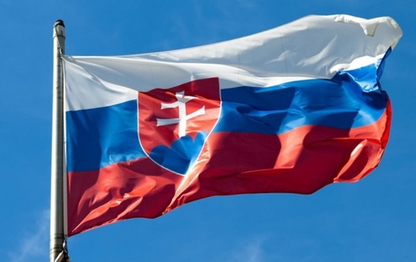 Три российских дипломата, которых в Словакии объявили персонами нон-грата, покинули страну