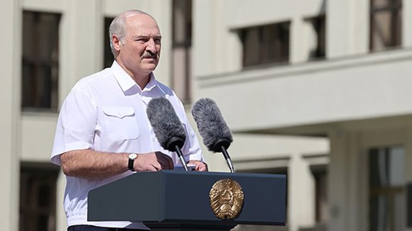 ГосТВ: Милиция задержала трех людей, готовивших покушение на Лукашенко во время его поездки на МЗКТ