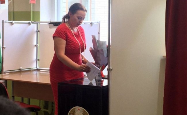 Со своими ручками и открытками: Канопацкая и Дмитриев проголосовали на президентских выборах