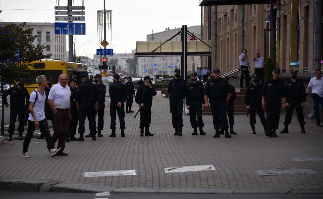 ОМОН перекрыл пешеходное движение на проспекте независимости в Минске - СМИ