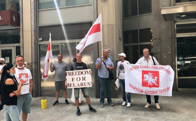 Белорусы в Нью-Йорке провели «акцию протеста» против «фальсификации» на выборах