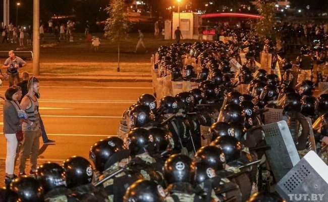 Задержания, баррикады и коктейли Молотова: В Беларуси прошел второй день несанкционированных акций