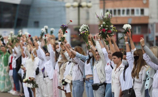 В Минске женщины устроили флешмоб против насилия в ходе акций протеста