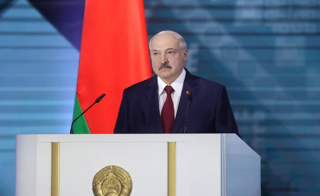 Лукашенко допустил проведение новых президентских выборов, но после принятия новой Конституции