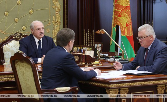 Лукашенко призвал разобраться с учителями и врачами, которые «перекинулись в другой лагерь»