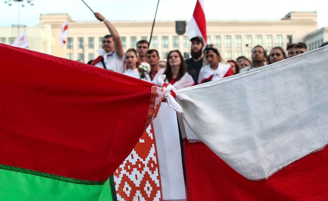 Администрация «Телеграм» встала на сторону протестующих и заменила белорусский флаг на БЧБ