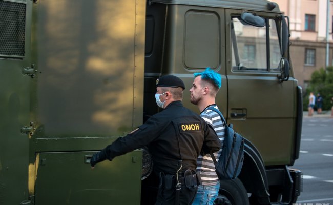 «Лицом вниз, на ***!»: Задержанный минчанин снял видео в автозаке после задержания