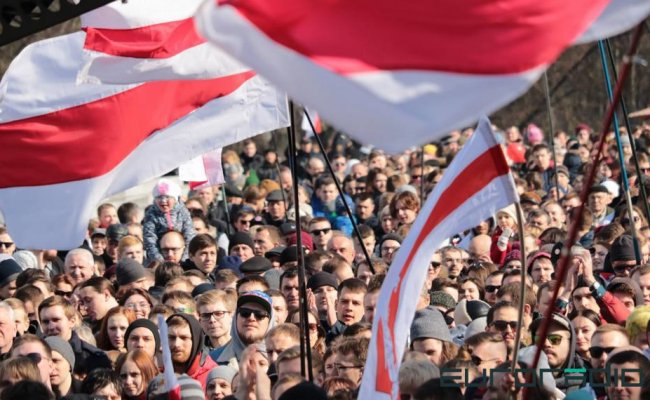 Компартия Беларуси собирает подписи о запрете БЧБ флагов