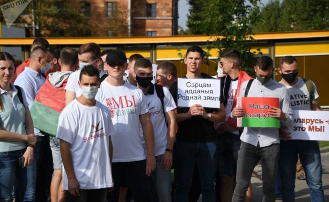В Минске митингующие у здания посольства Польши требовали прекратить вмешательство во внутренние дела Беларуси