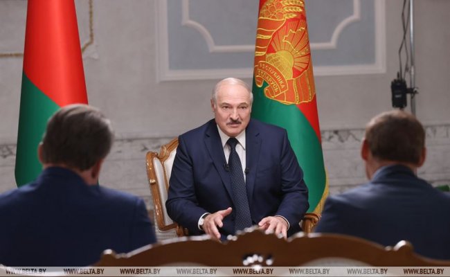 Лукашенко дает интервью представителям ведущих СМИ России