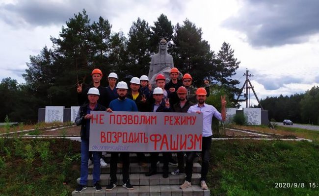 В Солигорске шахтер требует отставки Лукашенко, приковав себя наручниками в забое