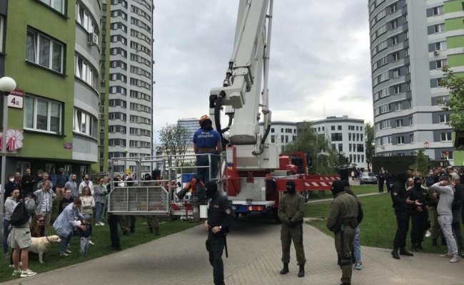 Минского пожарного уволили из-за того, что он предупредил людей, где будут снимать БЧБ-флаги