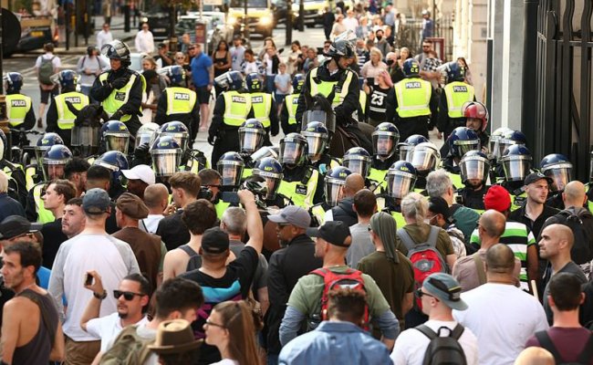 В Лондоне задержали более 30 митингующих против вакцинации от коронавируса