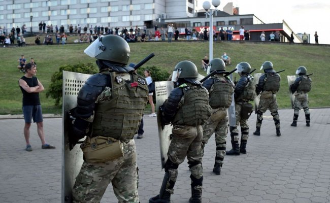 Белорусские спортсмены - силовикам: Почему вы трусливо бежите, когда с вас срывают маски?
