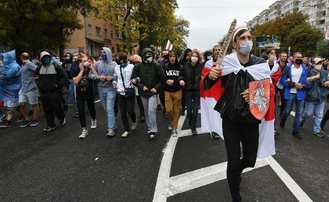 Опрос: более 45% украинцев поддержали протестующих в Беларуси
