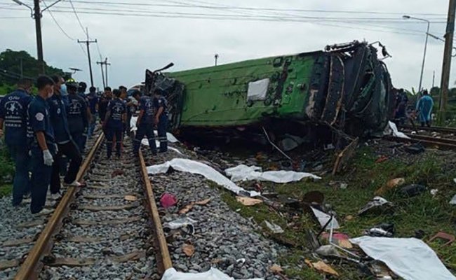 В Таиланде поезд протаранил автобус: погибли 20 человек