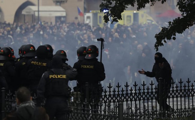 Водометы и слезоточивый газ: в Праге прошла акция протеста против ограничений, введенных из-за коронавируса