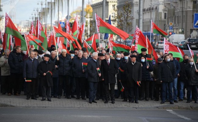 Пенсионеры вышли в Минске на две акции  - в поддержку власти и против нее