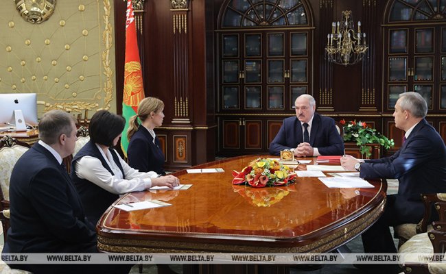 Что касается Президента Беларуси, он за власть посиневшими руками не держится - Лукашенко