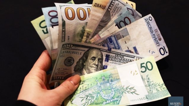 За октябрь размер средней зарплаты в Беларуси вырос на 20 рублей