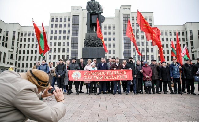 В Минске коммунисты возложили цветы к памятнику Ленина в годовщину Октябрьской революции