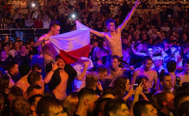 Рэпер Моргенштерн отказался поддерживать белорусских оппозиционеров, которые пришли к нему на концерт с БЧБ-флагом