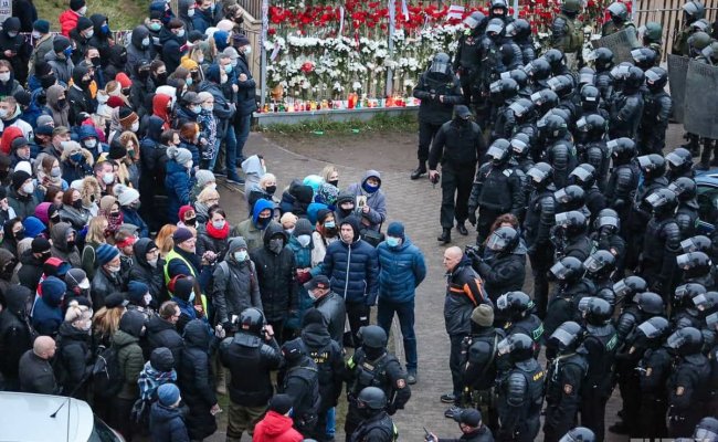 Телеграм-канал: На «Площади перемен» после разгрома мемориалов погибшему активисту Бондаренко проверяли паспорта
