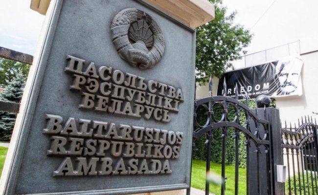 Посольство Беларуси в Вильнюсе забросали картошкой - ведется следствие