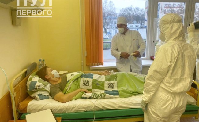 «Даже маска не скроет улыбку»: Лукашенко пообщался с пациентами 6-й больницы Минска, которые лечатся от COVID-19