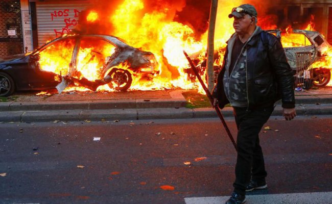Во Франции на акциях протеста в субботу пострадали 98 полицейских - МВД