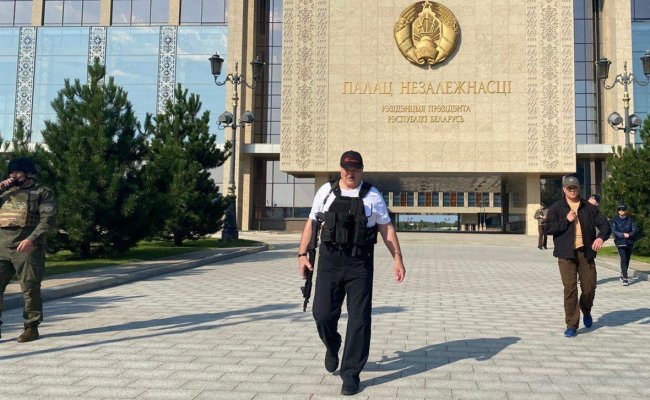 «Сына вооружил до зубов»: В Сети опубликовали видео выхода Лукашенко к силовикам 23 августа