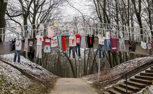 Минчане в ходе «акции невидимок» развесили на мосту женские кофты с надписью «23.34»