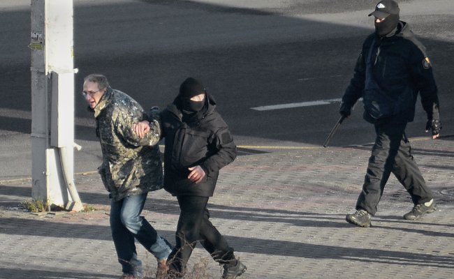 «Весна»: В Беларуси задержано более 300 участников воскресного «Марша свободы»