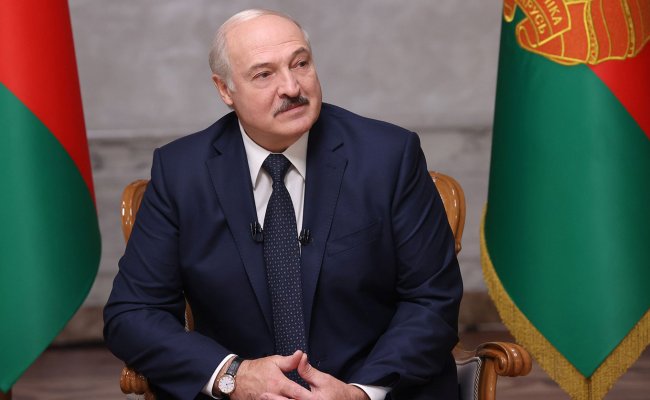 Лукашенко: Нужно заставить работать всех болтающихся протестунов