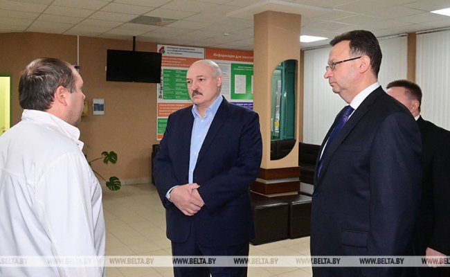 Лукашенко: Не следует передерживать больных с COVID-19 в больницах, если они идут на поправку