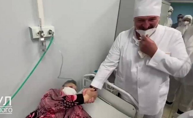 «Пул Первого» опубликовал видео из больницы, на котором Лукашенко напоил водой пациентку с COVID-19, а она его не узнала