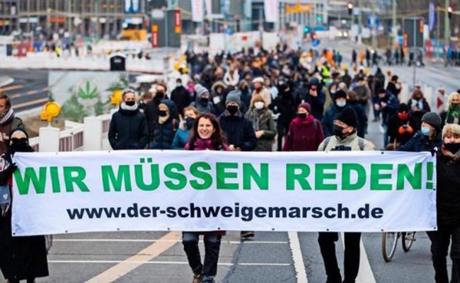 В Германии прошли массовые демонстрации против ограничений, введенных из-за коронавируса
